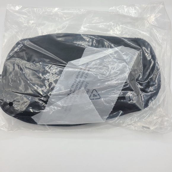 NWT Lululemon Everywhere Belt Bag in Black - Picture 2 of 5